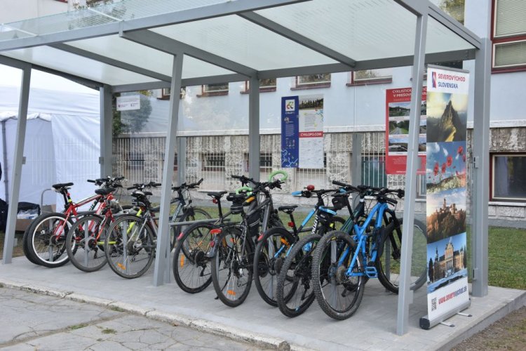FOTO: cyklistický prístrešok
