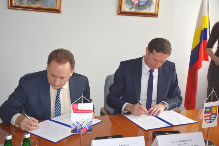 FOTO: podpísanie dohody o zlúčení finančných prostriedkov