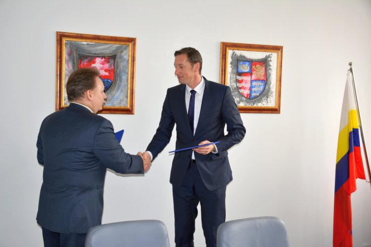 FOTO: podpísanie dohody o zlúčení finančných prostriedkov