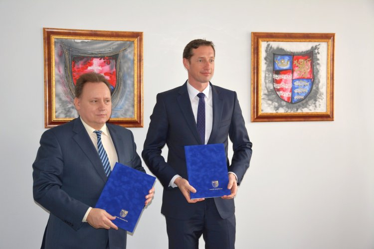 FOTO: podpísanie dohody o zlúčení finančných prostriedkov