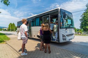 Cestujúci nastupujú do autobusu