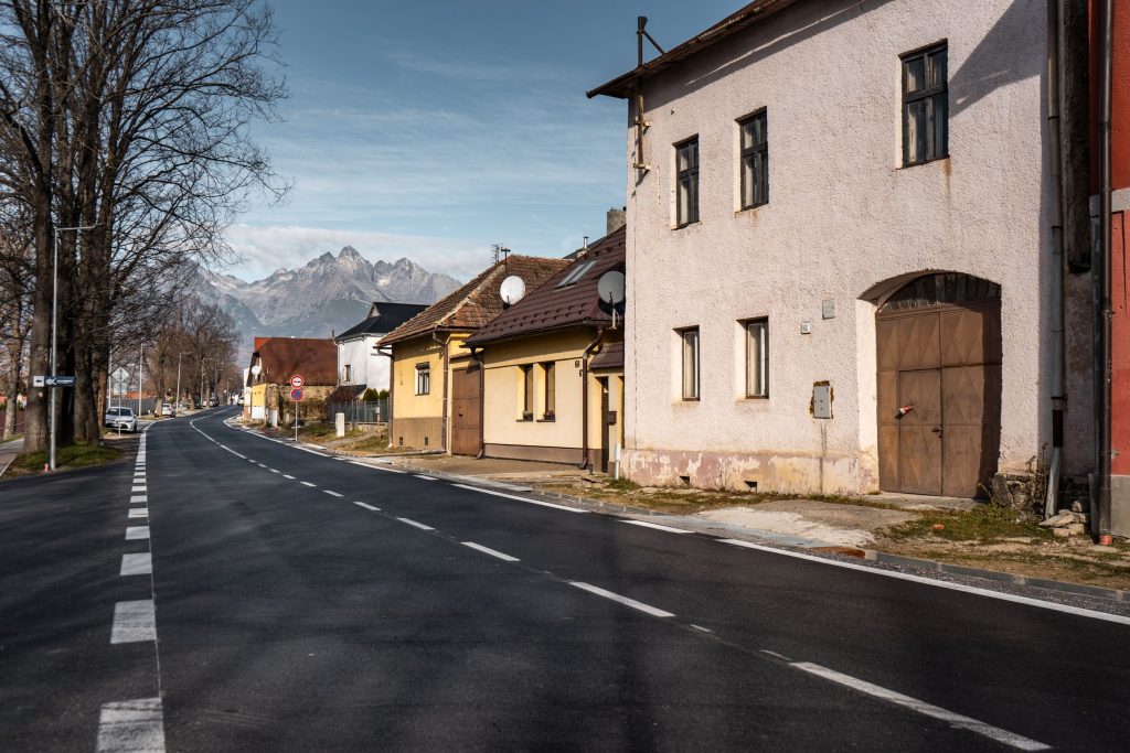 pohľad na vynovenú cestu vo V. Slavkove