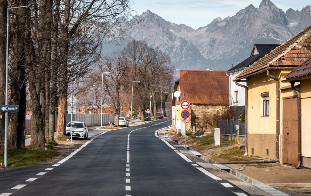 pohľad na vynovenú cestu vo V. Slavkove