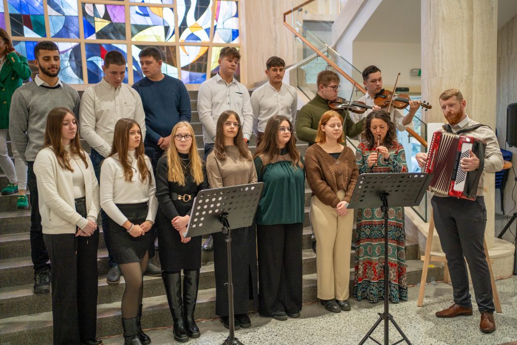 Spojená škola v Starej Ľubovni spieva koledy