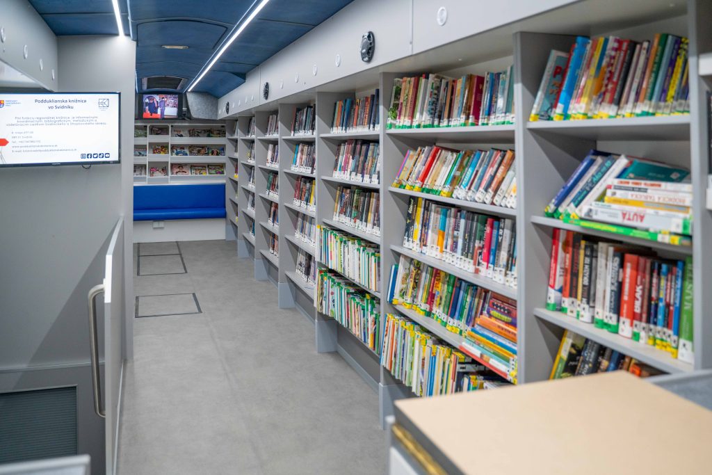 interiér bibliobusu