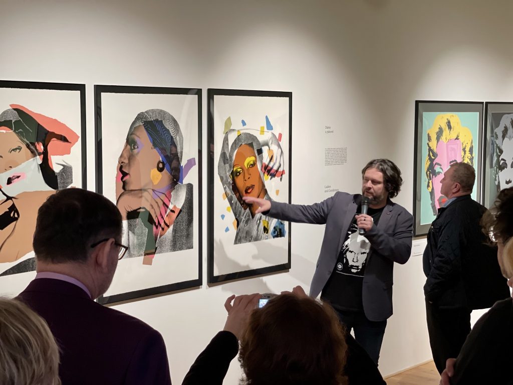 vernisáž v Gočárovej galérii - riaditeľ Warholovho múzea vedie prednášku