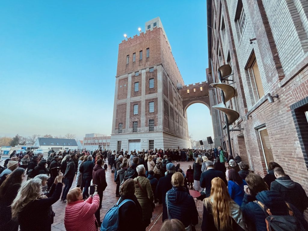 vernisáž v Gočárovej galérii - ľudia pred galériou