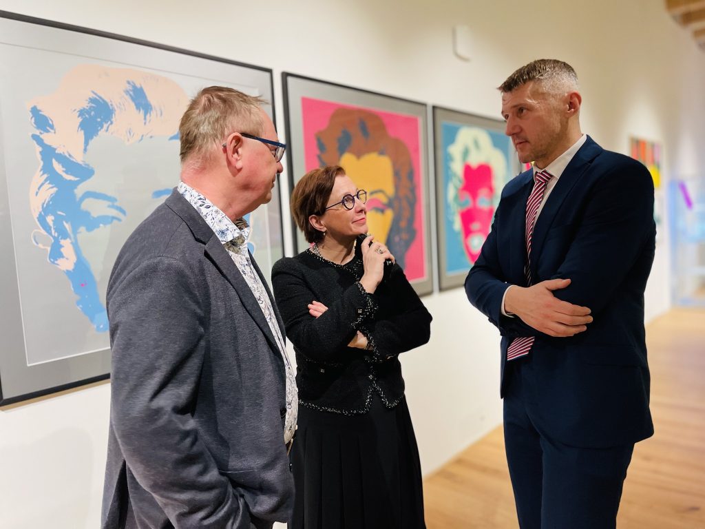 vernisáž v Gočárovej galérii, v debate hejtman Pardubického kraja a podpredseda PSK