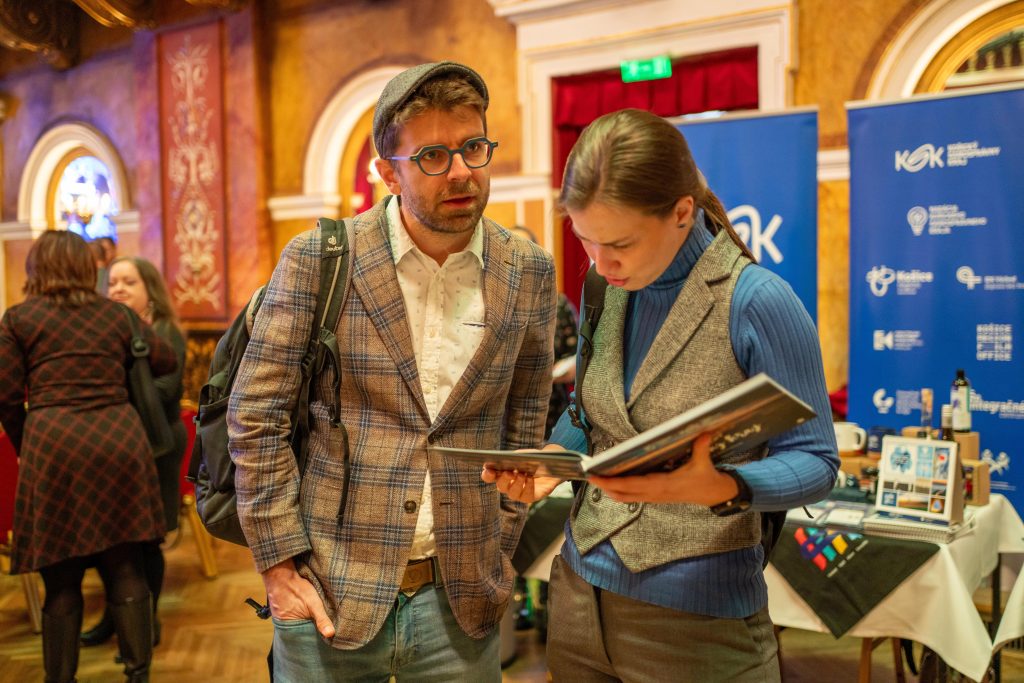 hostia konferencie diskutujú