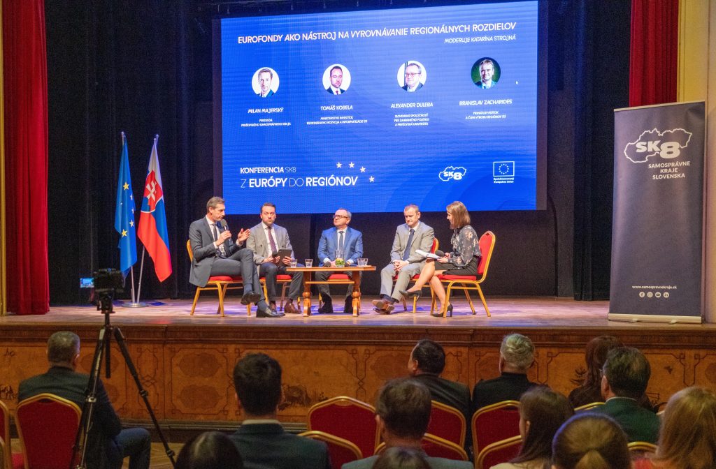 panelisti v diskusii