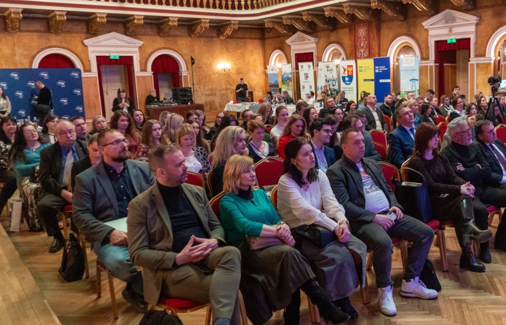 hostia na konferencii