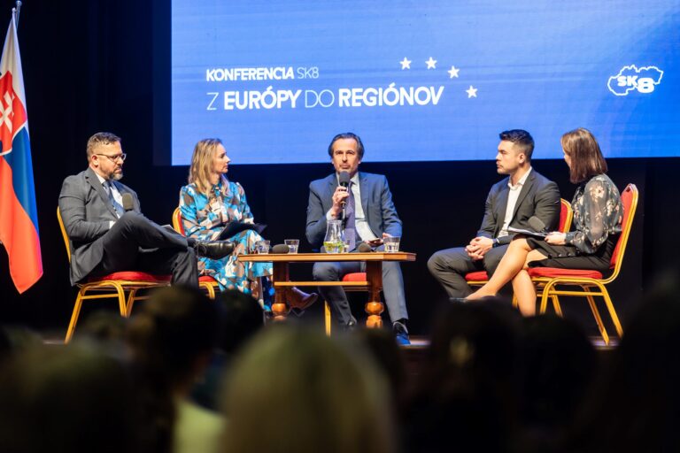 panelisti diskutujú