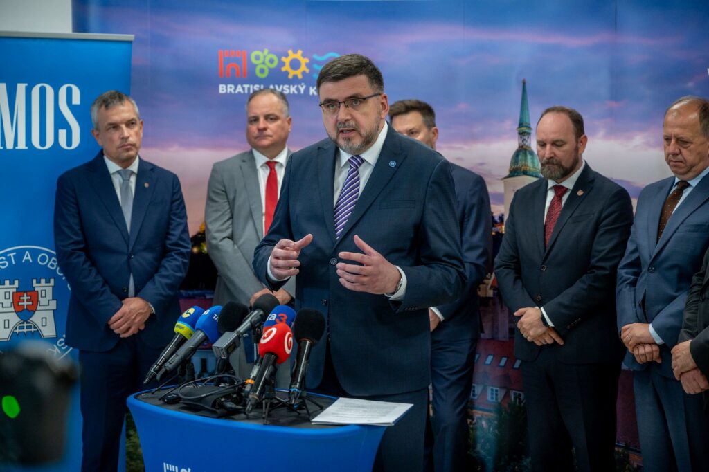 foto z tlačového brífingu