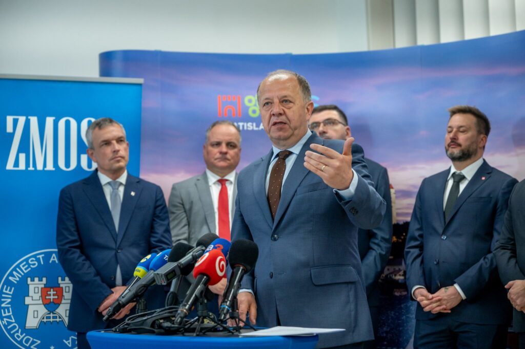 foto z tlačového brífingu