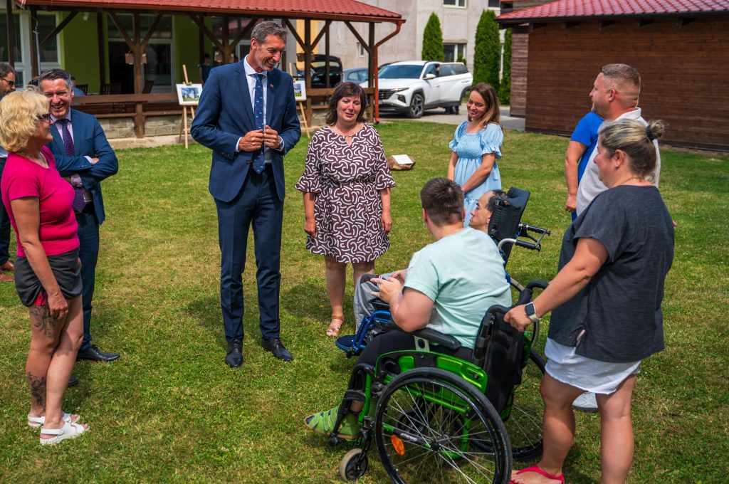 prijímatelia sociálnej služby v CSS Kežmarok s predsedom PSK a riaditeľkou CSS