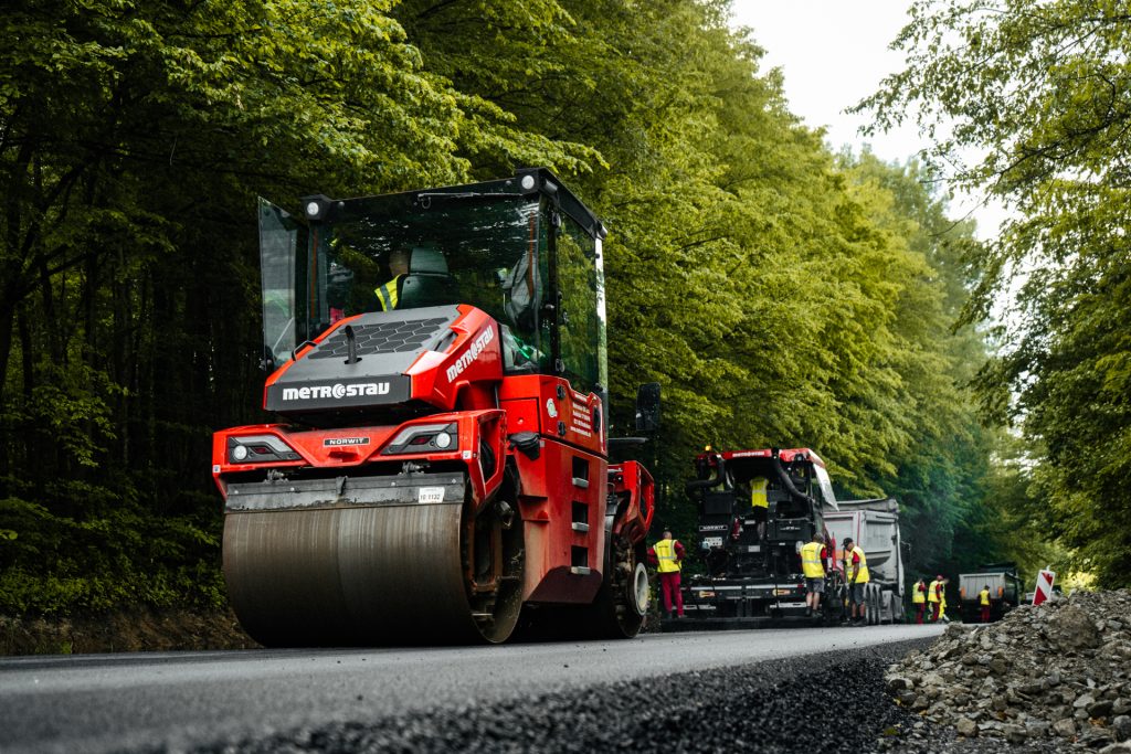 valec valcuje asfalt