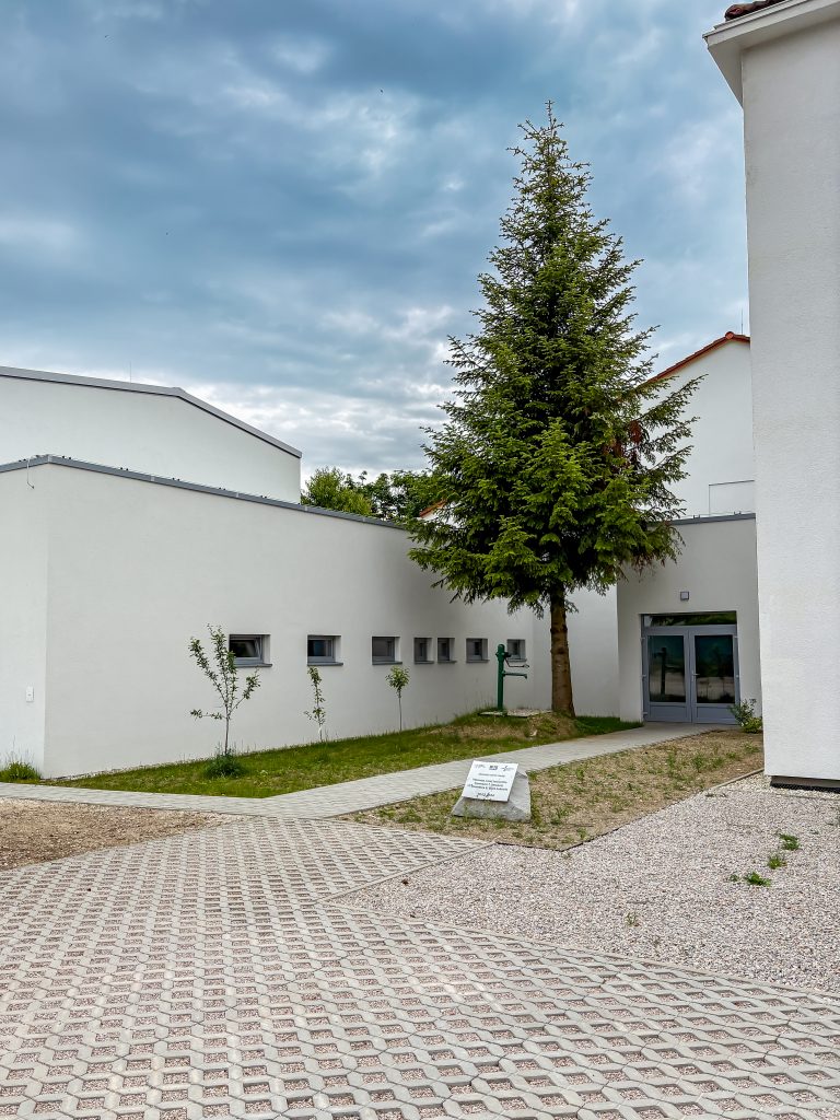 Budova telocvične Gymnázia T. Vansovej v Starej Ľubovni - pohľad z exteriéru 1