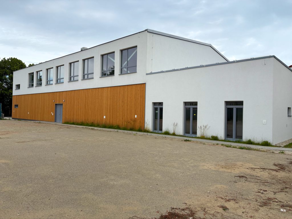 Budova telocvične Gymnázia T. Vansovej v Starej Ľubovni - pohľad z exteriéru 2