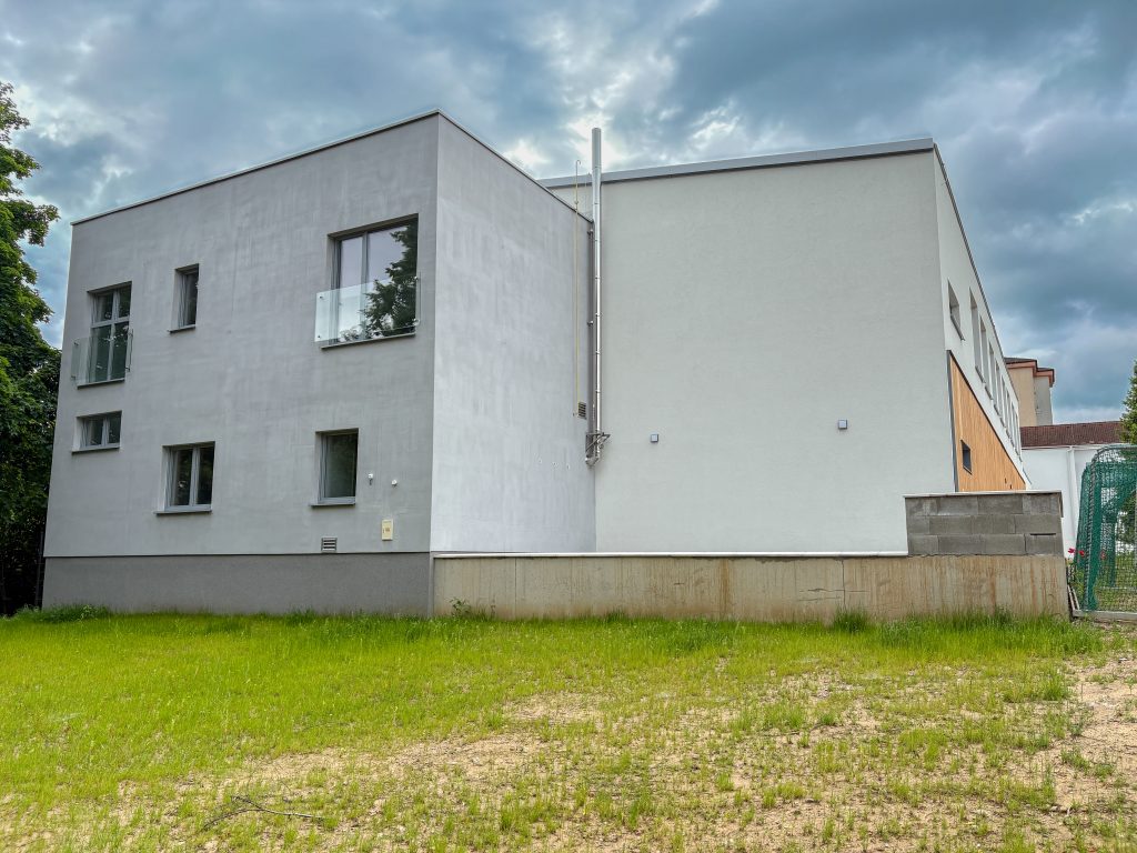 Budova telocvične Gymnázia T. Vansovej v Starej Ľubovni - pohľad z exteriéru 3