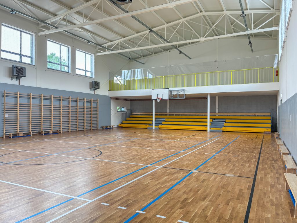 Budova telocvične Gymnázia T. Vansovej v Starej Ľubovni - interiér, pohľad z balóna