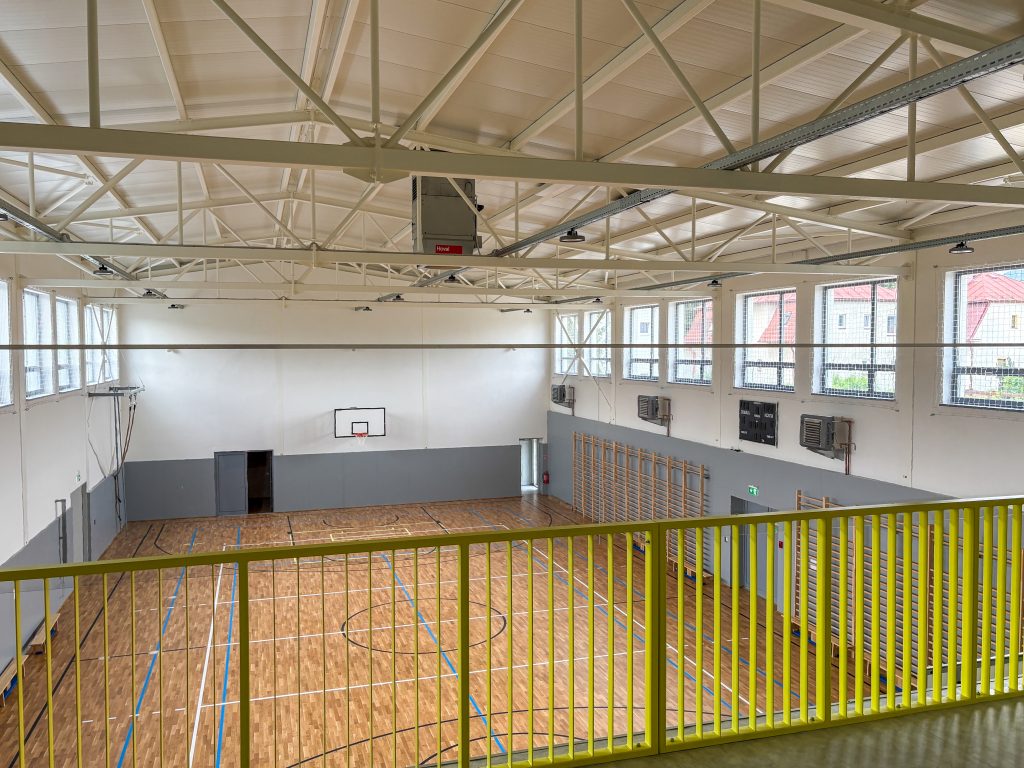 Budova telocvične Gymnázia T. Vansovej v Starej Ľubovni - interiér, pohľad z balóna