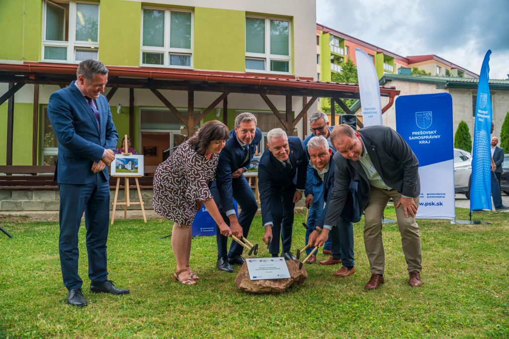 poklepanie základného kameňa stavby
