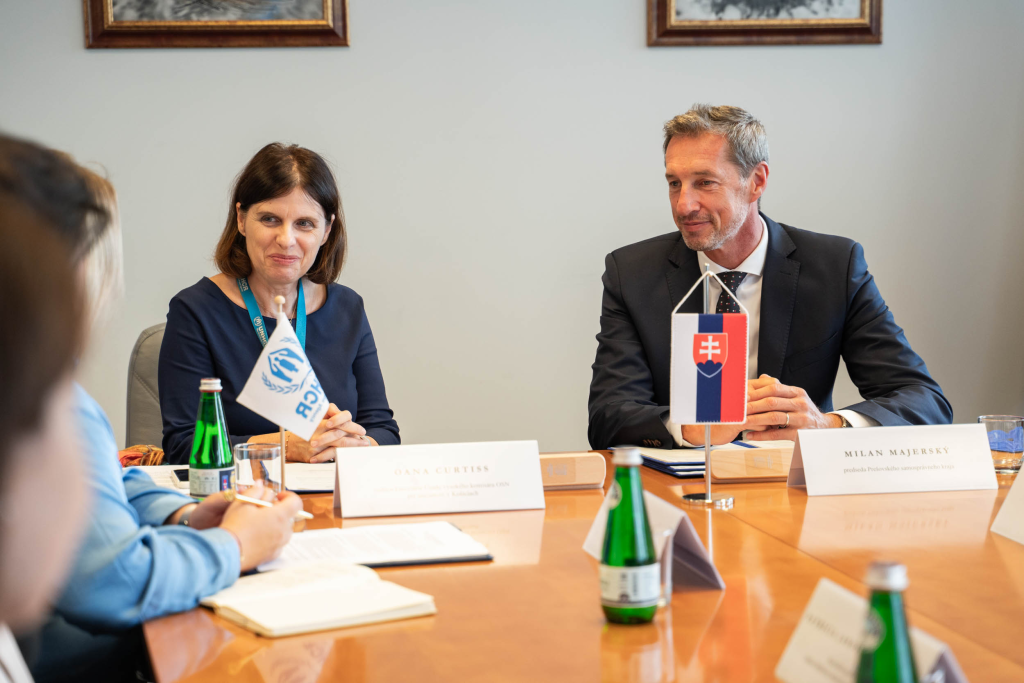 signatári memoranda vedúca kancelárie UNHCR v Košiciach Oana Curtiss a predseda PSK Milan Majerský