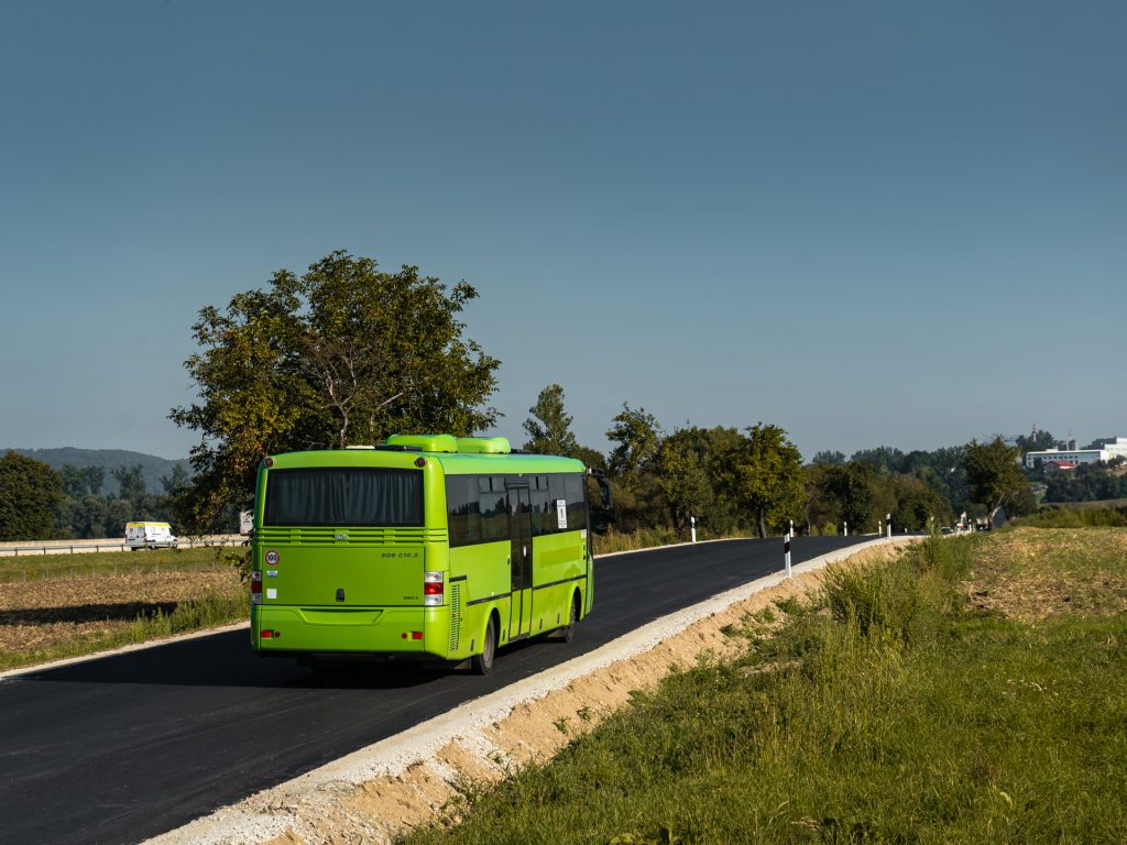 prejazd autobusu po vynovenej ceste