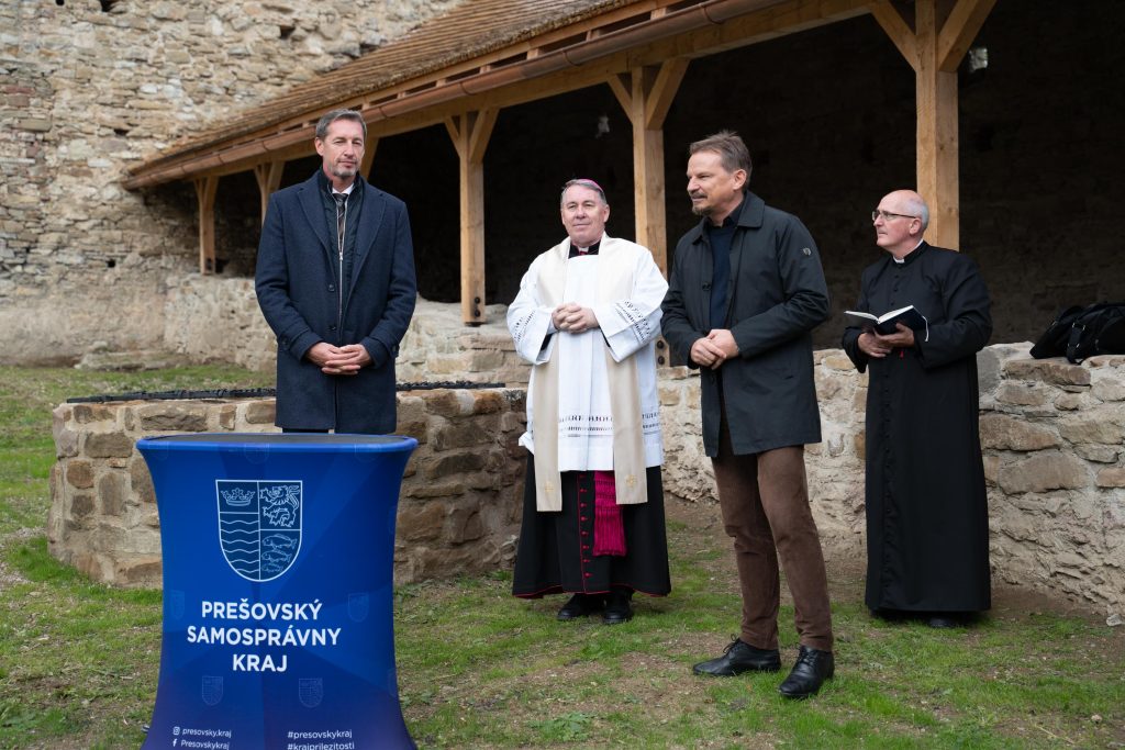 Slávnostná kolaudácia na hrade Ľubovňa, na snímke predseda PSK, riaditeľ ľubovnianskeho múzea a cirkevní predstavitelia