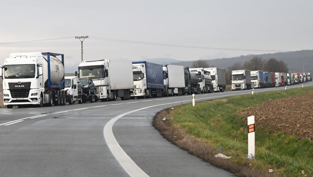 Kamióny na hraničnom priechode Vyšné Nemecké, FOTO: TASR, František Iván