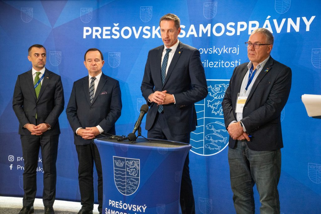 predseda PSK Milan Majerský počas tkačového brífingu