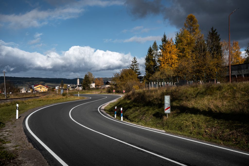 záber na opravenú cestu