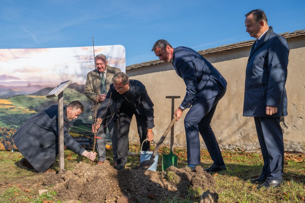Výsadba jablone na Spišskej Kapitule ako spomienka na rodinu Ulmovcov