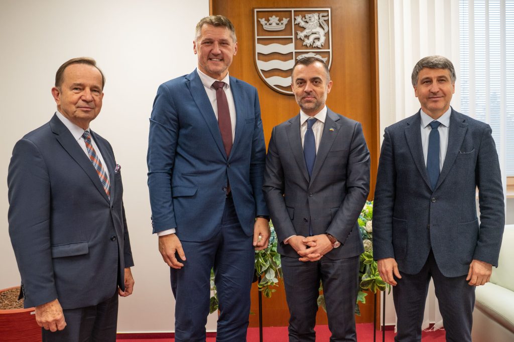 M. Kastran druhý zľava