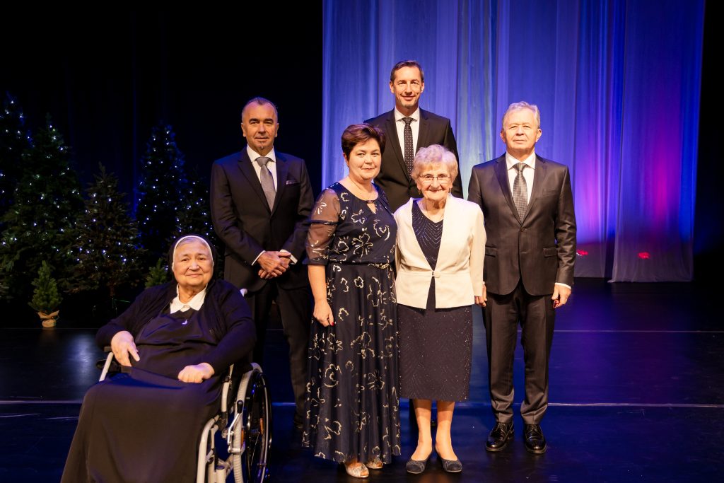 Ocenení laureáti (sestra Maristella, Z. Kollárová, Ilza Schwartzová, Martin Barnáš, Ivan Minčík) v roku 2025 s predsedom M. Majerským (v strede)