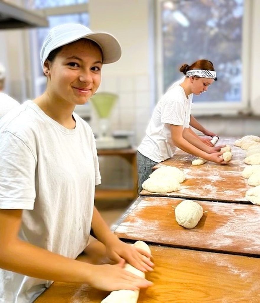 žiačky na praktickom vyučovaní v kuchyni na SOŠ ekonomiky a hotelierstva v Bardejove