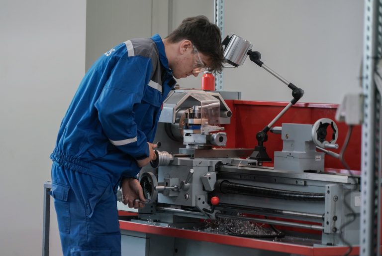 Žiak zo Spojenej školy Ľ. Podjavorinskej v Prešove na praktickom vyučovaní