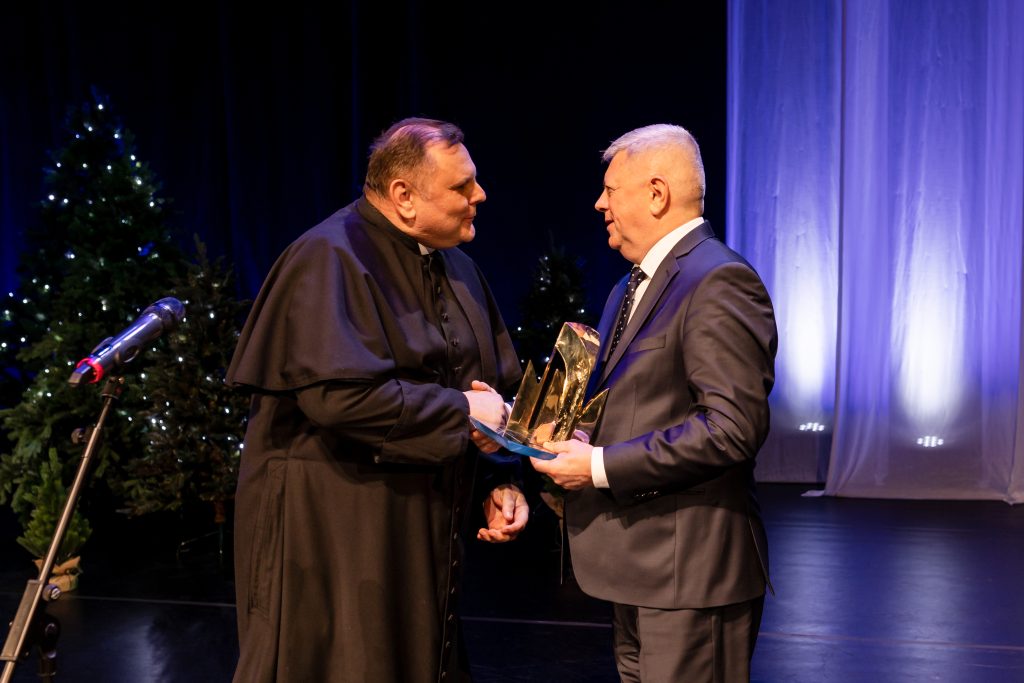 odovzdávanie ceny Mons. Bernardovi Boberovi - v zastúpení cenu preberá J. Dronzek