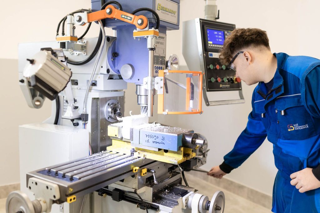 študent za novým sústruhom