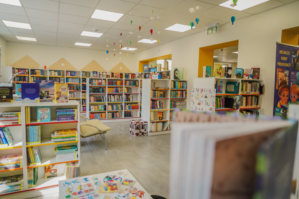 interiér knižnice v BJ