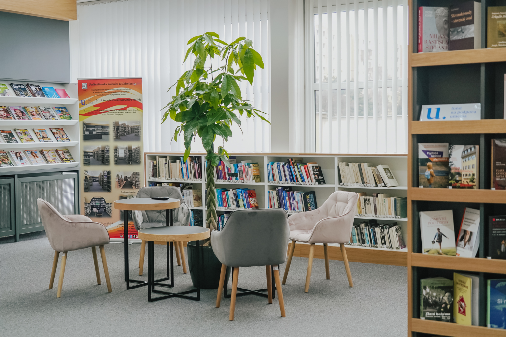 interiér knižnice vo Svidníku