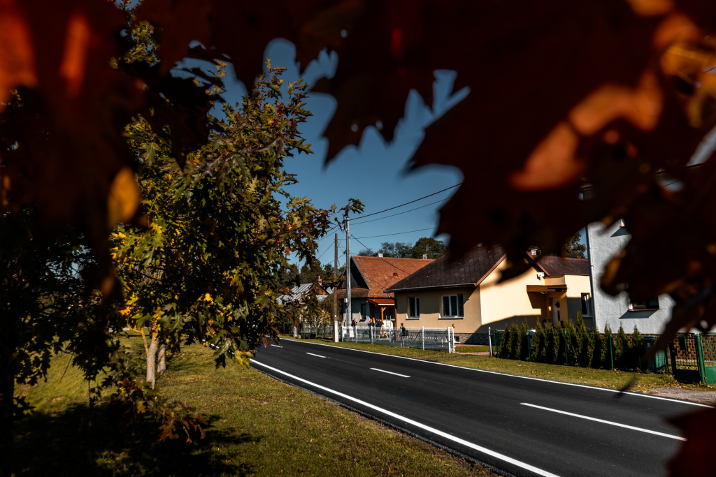 moderná cesta v obci
