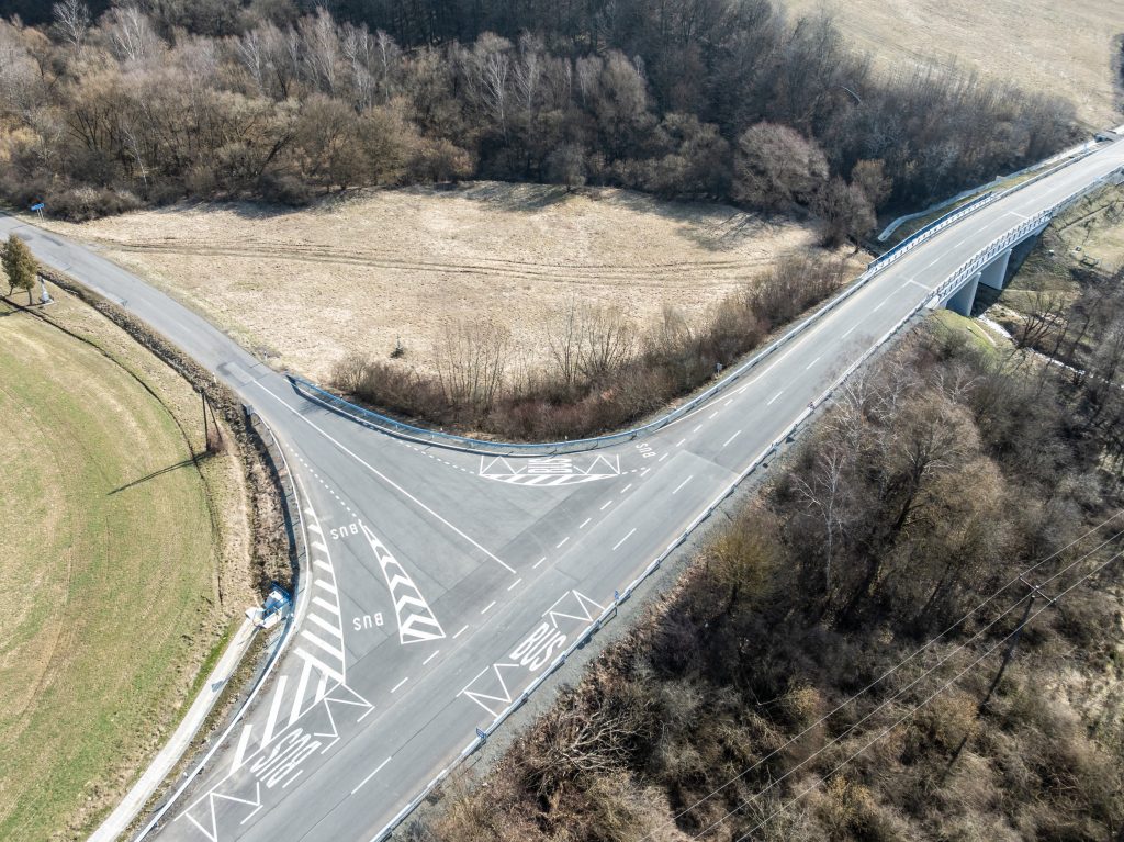 Nové zastávkové niky v Ladomirovej