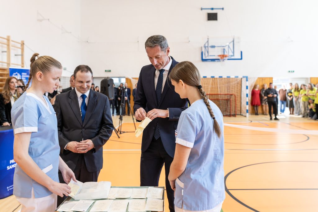 riaditeľ školy a predseda PSK