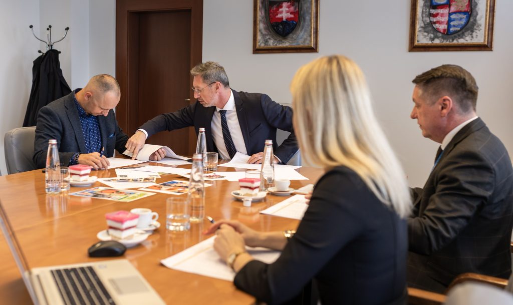 správna rada nadácie prerozdeľuje financie