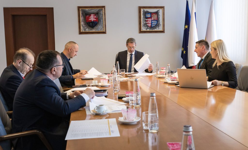 správna rada nadácie prerozdeľuje financie