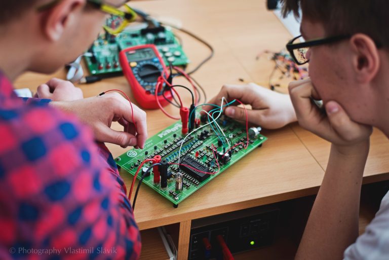 mladí elektrotechnici