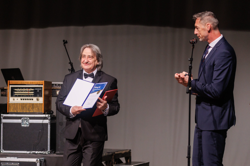 Milan Majerský odovzdáva pamätný  list