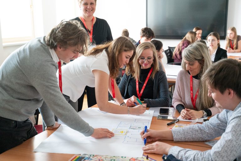 žiaci pracujú na parti rozpočtoch