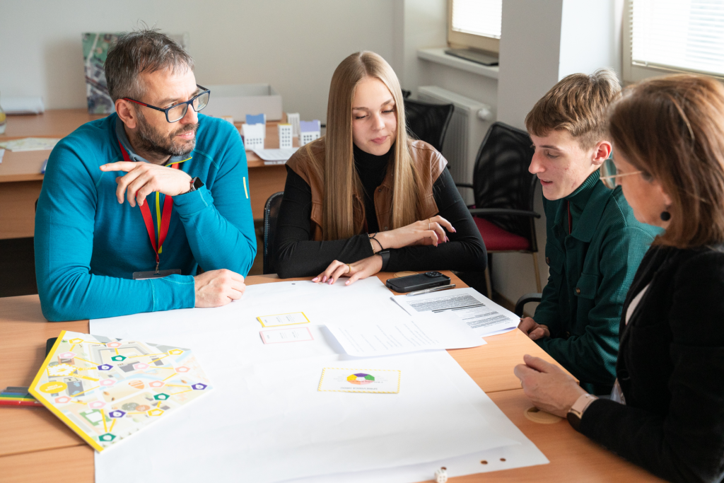 žiaci pracujú na parti rozpočtoch